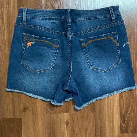 Nanette 🌸 Embroidered Denim Shorts - Picture 5 of 12
